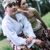 Intip 10 Potret Prewedding Laura Theux dan Indra Brotolaras yang Menggunakan Tema Adat Bali! Syahdu Banget