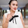 10 Potret OOTD Sandra Dewi Serba Black and White, Tampilannya Elegan dan Memesona Banget!