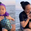 10 Potret Dea Ananda Ajak Anak ke Pantai, Baby Sanne Gemes Abis saat Main Air