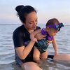 10 Potret Dea Ananda Ajak Anak ke Pantai, Baby Sanne Gemes Abis saat Main Air