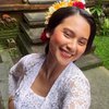 6 Potret Indah Permatsari Tampil dengan Baju Adat Bali, Cantik Banget!