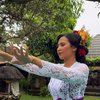 6 Potret Indah Permatsari Tampil dengan Baju Adat Bali, Cantik Banget!