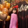 10 Potret Penampilan Lisa BLACKPINK di Perayaan Ulang Tahunnya ke-26, Cantik Pakai Pita Warna Merah di Rambut