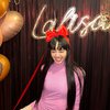 10 Potret Penampilan Lisa BLACKPINK di Perayaan Ulang Tahunnya ke-26, Cantik Pakai Pita Warna Merah di Rambut