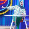 10 Potret Feni Rose Berhijab saat Jadi Host di Acara Rumpi, Bikin Pangling Banget ya!