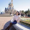 Potret Shandy Aulia Liburan ke Disneyland Tokyo, Gayanya Imut Banget Bak ABG
