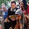 10 Potret Nafa Urbach Blusukan ke Pasar, Bikin Salah Fokus karena Lap Keringat Pakai Serbet
