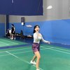 10 Potret Fuji Bermain Badminton, Enerjik dan Sporty Abis kayak Atlet Sungguhan!