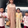 Mudik ke Kampung Halaman, Ini 10 Potret Lucinta Luna Bagi-bagi THR untuk Keponakan