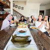 9 Momen Lebaran Yuki Kato, Tampil Cantik dengan Mukena hingga Makan di Piring Hadiah Sabun
