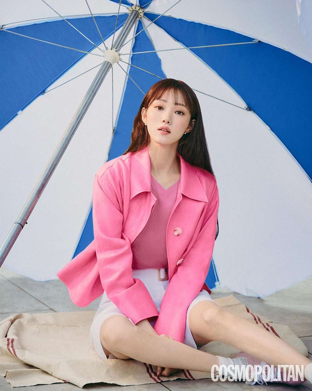 Potret Modis Lee Sung Kyung untuk Majalah Cosmopolitan Korea, Cantiknya Kebangetan!