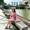 8 Potret Natasha Wilona Liburan di Singapura, Pakai Outfit Gemas Warna Pink!
