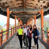 10 Potret Luna Maya Liburan ke Bhutan bareng Teman-Teman, Disebut Pancarkan Positive Vibes oleh Netizen