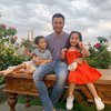 10 Potret Suami Brondong saat Bersama Anak, Ayah Idaman Banget nih!