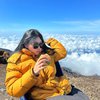 10 Momen Wendy Walters Mendaki Gunung Raung, Tak Gentar Meski Kanan Kiri Jurang