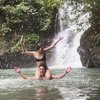 8 Potret Laura Theux dan Suami di Air Terjun Bali, Pamer Momen Ciuman yang Mencuri Perhatian
