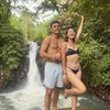 8 Potret Laura Theux dan Suami di Air Terjun Bali, Pamer Momen Ciuman yang Mencuri Perhatian