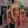 10 Potret Ira Wibowo saat Menari Jawa yang Sukses Tuai Decak Kagum Netizen, Anggun Banget!