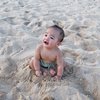Potret Avery Anak Fendy Chow Main Pasir Pantai, Ekspresinya Super Gemas Kiyowo