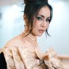 Momo Geisha Pakai Dress Off-Shoulder, Pita Besar di Dada Bikin Salah Fokus!