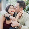 Disebut Couple Goals, Potret Mesra Nana Mirdad dan Andrew White Rayakan Anniversary Pernikahan ke-17 Auto Bikin Baper Berjamaah