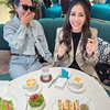 Deretan Potret Momo Geisha Nongkrong Mewah di Kafe saat Liburan ke Jepang, Gaya Suaminya Jadi Sorotan