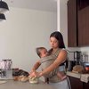 Definisi Super Mom, Ini Deretan Potret Jennifer Bachdim Cekatan Memasak Sambil Gendong Anak