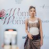 11 Potret Naura Ayu Padukan Songket dan Korset di Indonesias Beautiful Women 2023