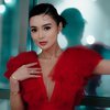 8 Potret Wika Salim Manggung Pakai Dress Merah, Anggun sekaligus Gemes!