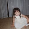 10 Potret Terbaru Chloe Anak Asmirandah dan Jonas Rivanno Pakai Dress Putih, Pesonanya Makin Cute Overload!
