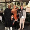 Potret Menawan Kimmy Jayanti di Beverly Hills, Tampilkan Lekuk Tubuhnya dengan Gaun Coklat