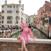Cantik Banget! Potret Shandy Aulia Pakai Dress Pink Soft saat Jalan-Jalan di Italia Disebut Bak Anak Gadis