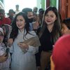 Deretan Potret Vicky Shu dan Nafa Urbach Blusukan ke Pasar, Langsung Dikerubungi Ibu-Ibu!