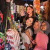 Deretan Potret Vicky Shu dan Nafa Urbach Blusukan ke Pasar, Langsung Dikerubungi Ibu-Ibu!