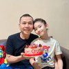 Deretan Momen Kejutan Ulang Tahun Ayu Ting Ting untuk Ayah Rozak, Menangis di Sofa Gegara Mau Ditinggal Anak Pindah Rumah