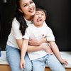 10 Potret Kebersamaan Sandra Dewi dan Putra Sulungnya Raphael Moeis, Bak Anak Kembar Beda Generasi Nih!