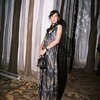 Cantiknya Gak Habis-Habis! Potret Dian Sastro Tampil Menawan dengan Dress Batik di Acara Fashion Show Sukses Bikin Terpana