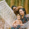 Potret Dea Ananda Healing bareng Keluarga Kecilnya, Nikmati Suasana Tenang di Tengah Hutan Jati