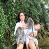 Potret Jessica Iskandar dan Baby Don Foto Bareng Monyet, Narsis Banget Sampai Naik ke Pangkuan Jedar