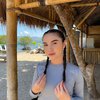 7 Potret Elina Joerg Tampil Fresh dengan Rambut Dikepang, Cantik Banget kayak Boneka