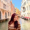 Potret Cassandra Lee di Venice, Pesona si Rambut Merah Nggak Ada Lawan!
