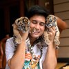 10 Potret Alshad Ahmad Bersama Dua Anak Harimau yang Baru Lahir, Gemesin Banget!