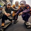14 Potret Ketika Nenek-Nenek Main Skateboard, Auto Lincah dan Jadi Kece Abis!