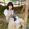 Main Bareng Hewan Qurban, Ini Potret Khadeejah Anak ke-2 Oki Setiana Dewi yang Berani Naik Sapi Sampai Kasi Makan Kambing