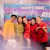 10 Potret Meriah Perayaan Ulang Tahun ke-31 Ayu Ting Ting, Menawan dengan Dress Mawar Merah