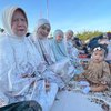 7 Potret Omesh dan Keluarga Saat Lebaran Idul Adha - Kompak Pakai Baju yang Sama! 