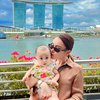 10 Potret Liburan Ayu Ting Ting di Singapura, Boyong Satu Keluarga Besar