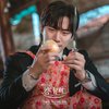 Tampilkan Aksi Lee Jun Ho Kupas Bawang Bombay, Still Cuts Drama King The Land Episode 6 Bikin Penonton Makin Gemas!