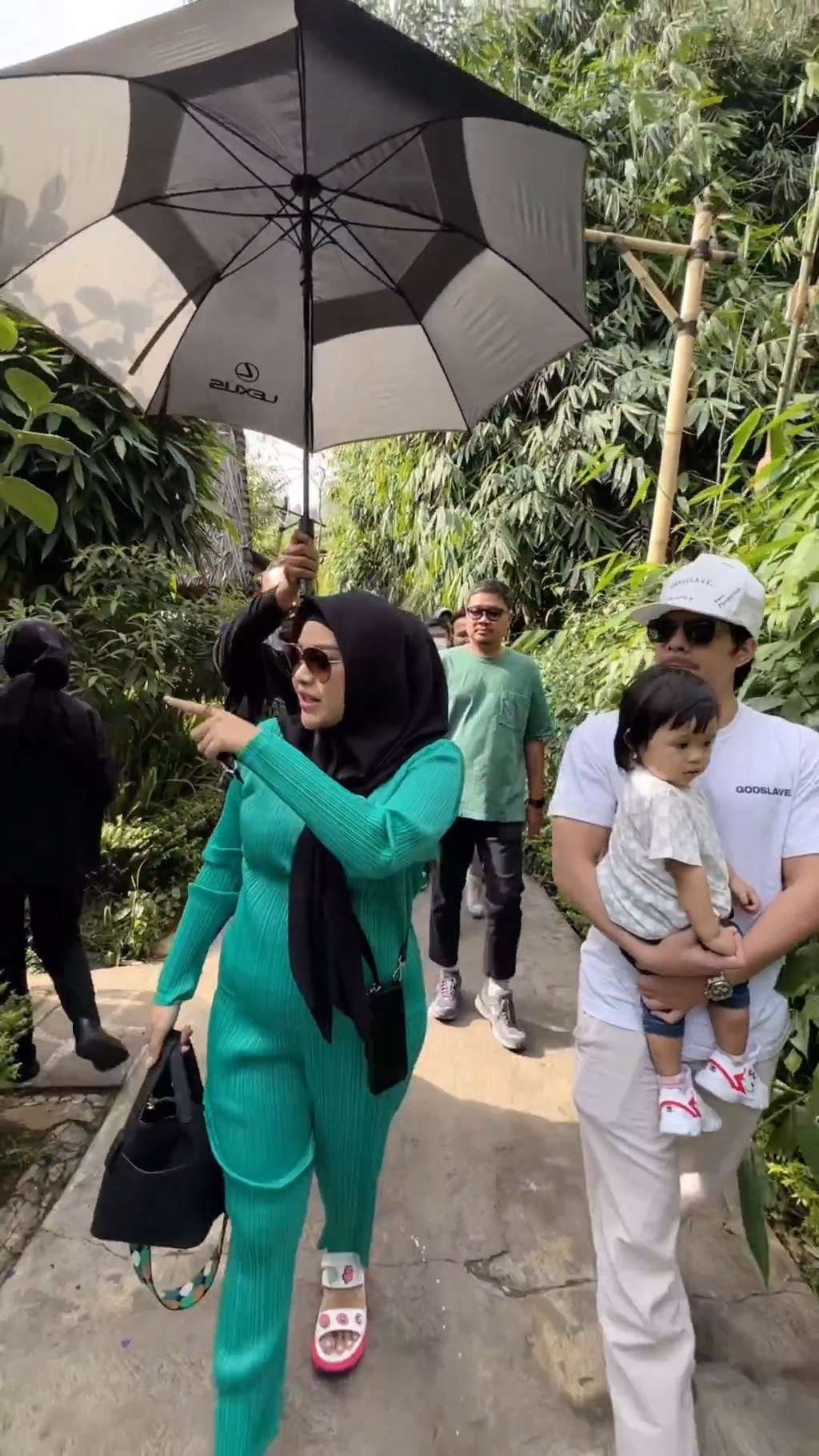 12 Potret Aurel Hermansyah dan Atta Halilintar Staycation di Dusun Bambu Bandung Bareng Ameena, Seru Banget!