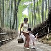 10 Potret Seru Liburan Keluarga Acha Septriasa di Jepang, Kompak Tampil Cantik Pakai Kimono Bareng Anak